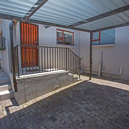 Spacious Garden Cottage جوهانسبورغ المظهر الخارجي الصورة